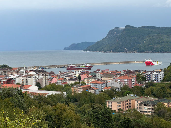  Balıkçılar, fırtına uyarısı üzerine gemi ve tekneleri limana çekti.