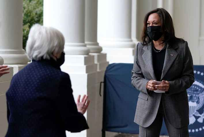 Kamala Harris'in, Dolce ve Gabbana tasarımı takımı