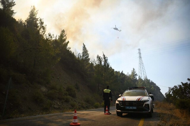 Mu�la'n�n 2 il�esinde orman yang�nlar�na m�dahale s�r�yor