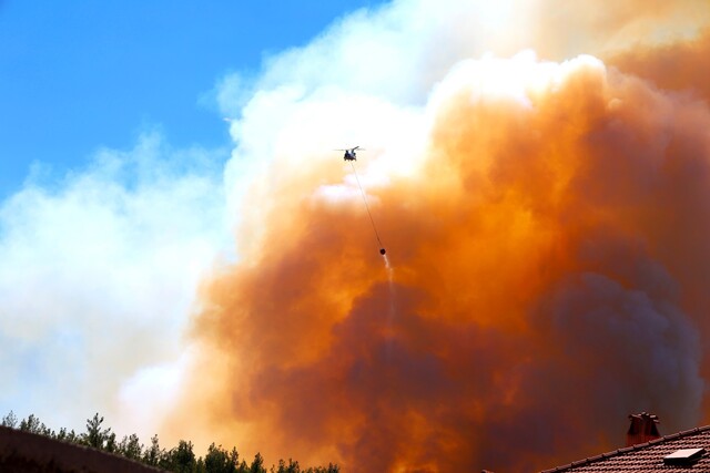 Mu�la'n�n 2 il�esinde orman yang�nlar�na m�dahale s�r�yor