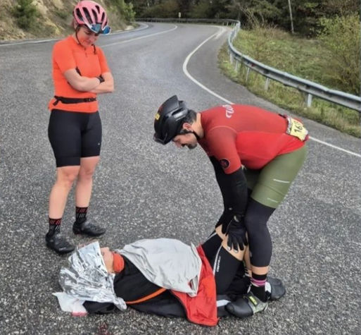 Yarışın ardından sosyal medyada çokça paylaşılan bu karede ağır bir kaza geçirdikten sonra ambulans bekleyen sporcuya başka bisikletçilerin refakat ettiği görülüyor. Söz konusu paylaşımlarda yaralı sporcu için 112 aranarak ambulansın getirildiği belirtiliyor.