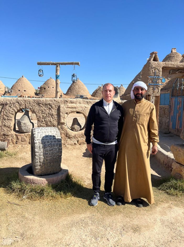 Harranlı Ahmet olarak bilinen Ahmet Özyavuz ve ailesi, 1989’da kendi doğup büyüdüğü evi turizme açmışlar. Harran’ın ilk turizmci ailesi olarak biliniyorlar.