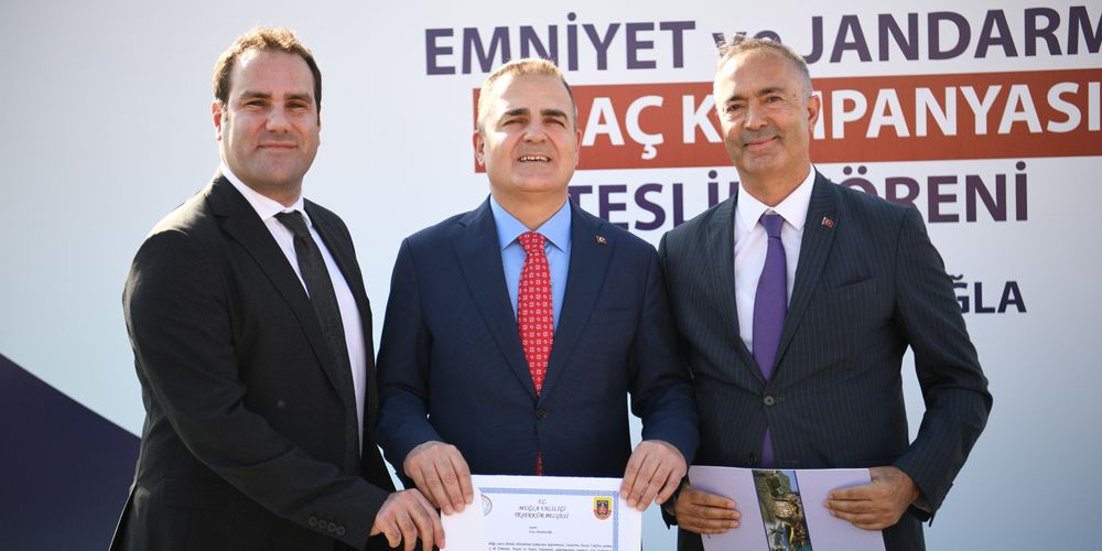 Polat ve Eraslan'a özel plaket