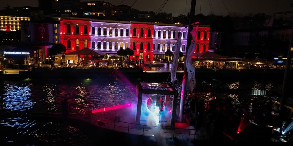 Cumhuriyet’e ışık ve sanatla saygı duruşu...