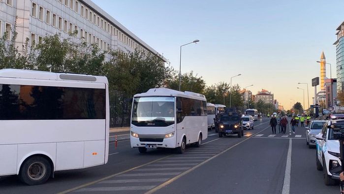 Sanıklar sabah erken saatlerde Diyarbakır Adliyesi'ne getirildi.