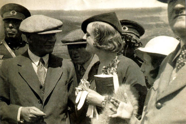 Gladys Baker ve Mustafa Kemal, askerî manevralarda.