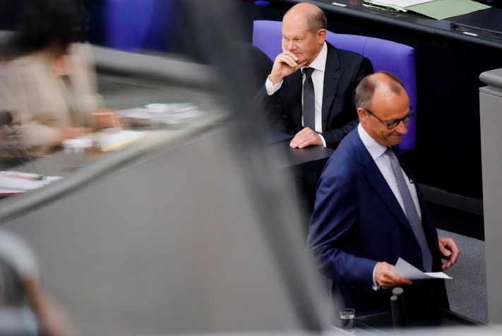 Olaf Scholz ve rakibi Friedrich Merz (önde)