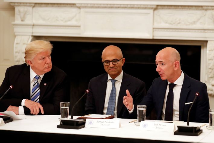 Başkan Trump, Microsoft'un CEO'su Satya Nadella (ortada) ve Jeff Bezos Beyaz Saray'da toplantıda (2017)