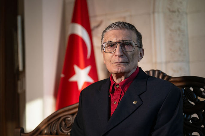 Canan Dağdeviren son olarak Türkiye Sağlık Bilimleri Enstitüsü  (TÜSEB)tarafından verilen Aziz Sancar Bilim Ödülü’nün sahibi oldu. Aziz Sancar kendi adına verilen ödülü kazanan Dağdeviren’e mesajında şöyle diyor:” Sevgili Canan, ödülü onurlandırdın ve çıtayı epey yükseğe koydun.  Tebrik ve teşekkür ederim.