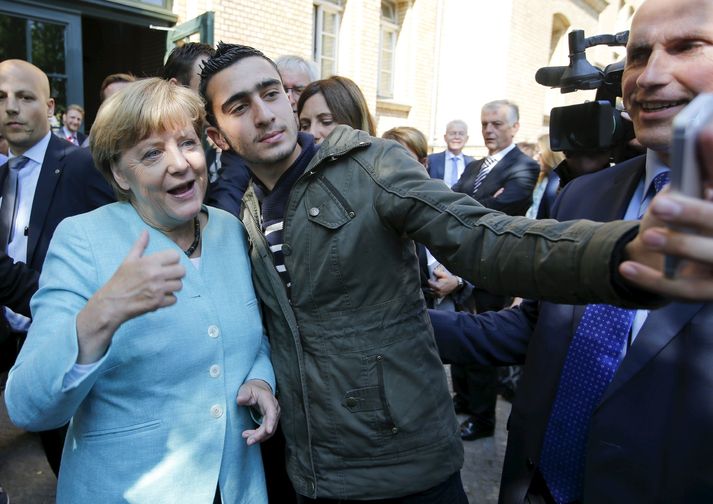 Merkel'in Berlin Spandau'da Suriyeli göçmenle selfie'si (10 Eylül 2015)