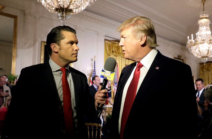 Yıl 2017, Fox sunucusu Pete Hegseth Başkan Trump'la röportajda