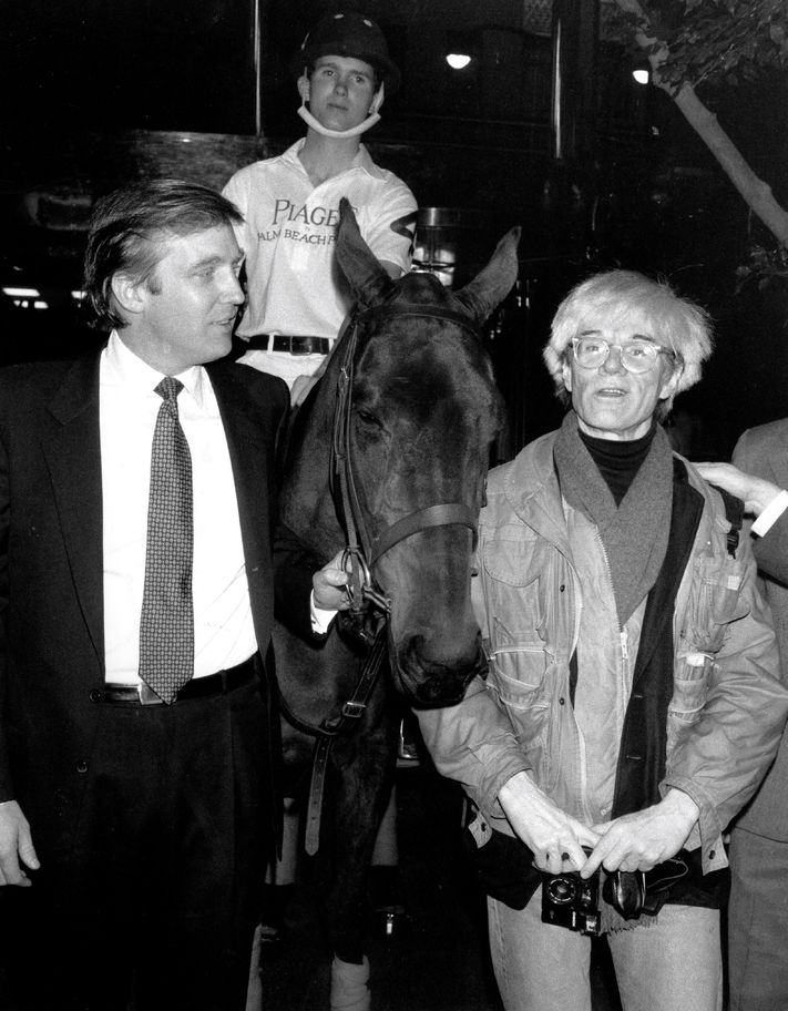 Donald Trump, Andy Warhol ve Yale Üniversitesi polo oyuncusu Eric Stever (1983)