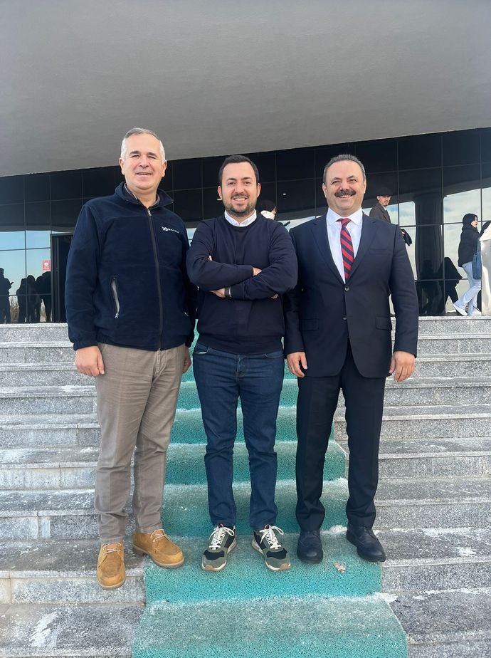 Aksaray'daki açılışta Sabancı Holding CEO’su Cenk Alper (solda) ve Aksaray Üniversitesi Rektörü Prof. Dr. Alpay Arıbaş (sağda) sorularımızı yanıtladı