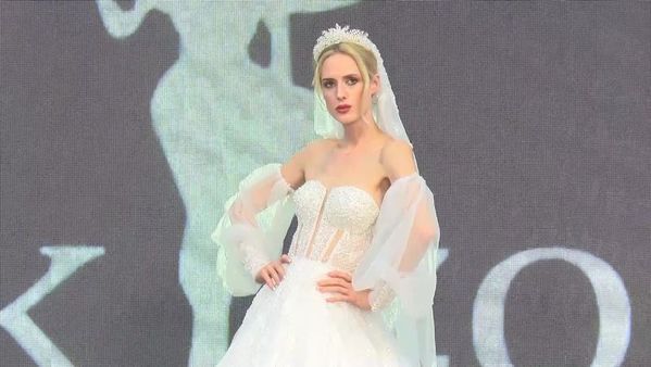 30 kilogram a��rl���ndaki gelinlik 1 milyon dolara sat��a ��kar�ld�