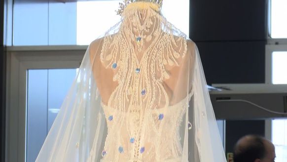 30 kilogram a��rl���ndaki gelinlik 1 milyon dolara sat��a ��kar�ld�