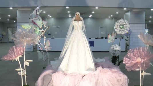 30 kilogram a��rl���ndaki gelinlik 1 milyon dolara sat��a ��kar�ld�