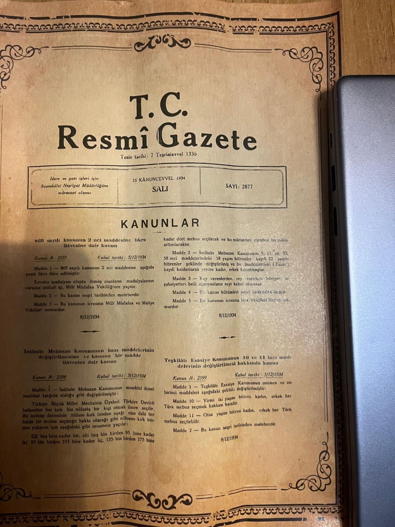 Kadınlara seçme ve seçilme Hakkı düzenlemesinin yayınlandığı 1934 Tarihli resmi gazete