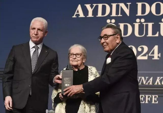 Kuçuradi ödülü Aydın Doğan ve İstanbul Valisi Davut Gül’ün elinden aldı