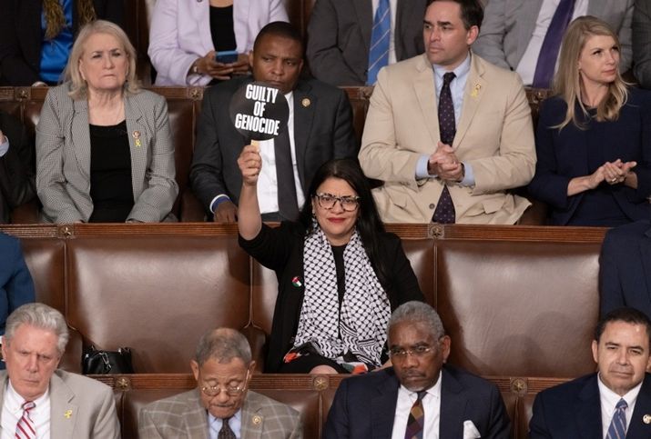 Netanyahu ABD Kongresi'nde konuşurken Rachida Tlaib soykırım dövizini gösterdi