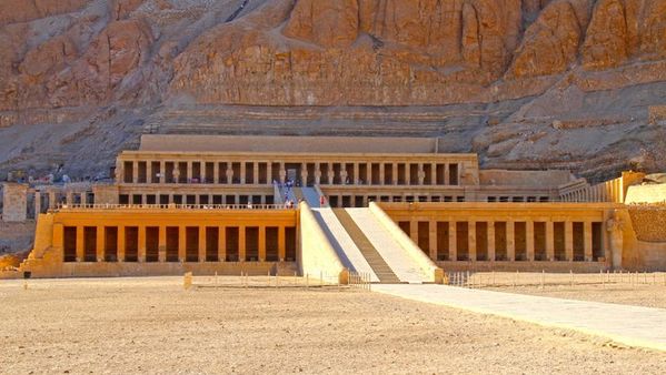 Sisi’nin inşa ettirdiği yeni Cumhurbaşkanlığı Sarayı’nın mimarlarına ilham veren Lüksor’daki Kraliçe Haçepsut Tapınağı.