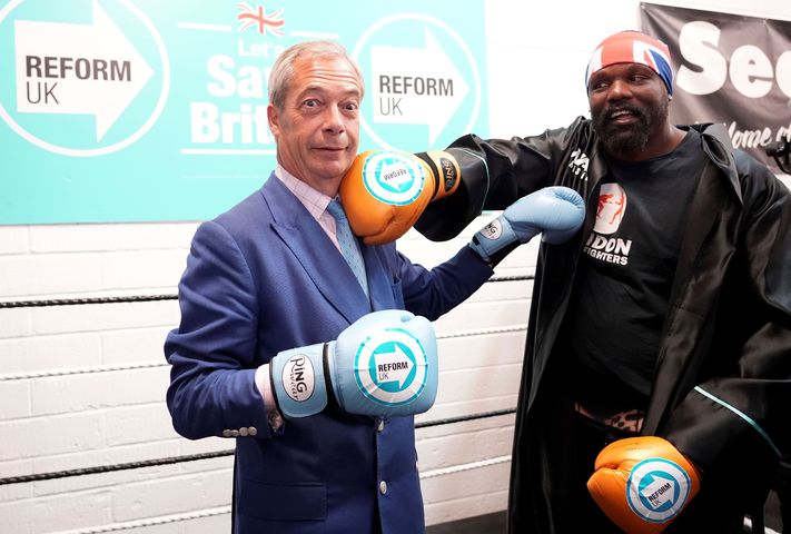 Nigel Farage, boksör Derek Chisora ile seçim kampanyasında