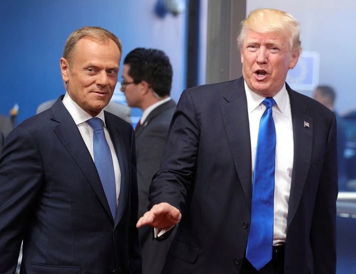 Başkan Donald Trump, AB Konsey Başkanı Donald Tusk ile Brüksel'de (Mayıs 2017) 