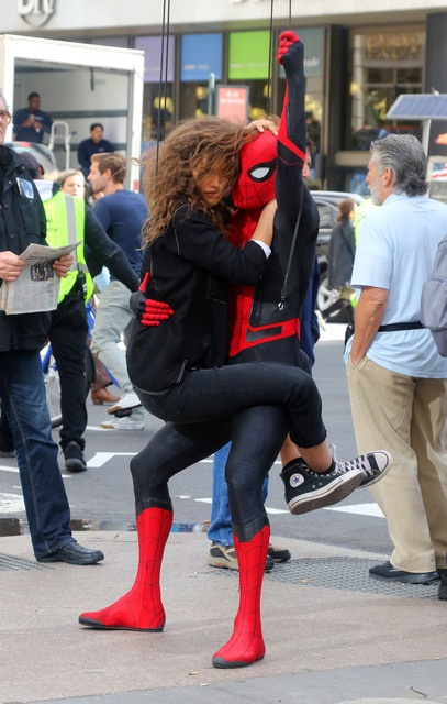 Zendaya ve Tom Holland, ni�anland�