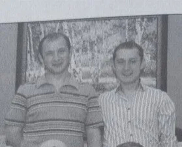 İki kardeşin Ekran Haber’de yer alan siyah beyaz bir fotoğrafı