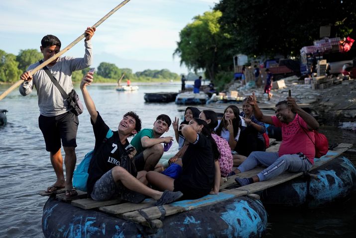 Guatemala'dan Meksika'ya geçen Venezuelalı göçmenler