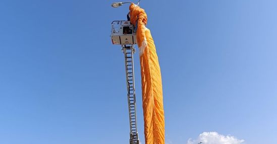 Yamaç paraşütçüleri aydınlatma direğine takıldı