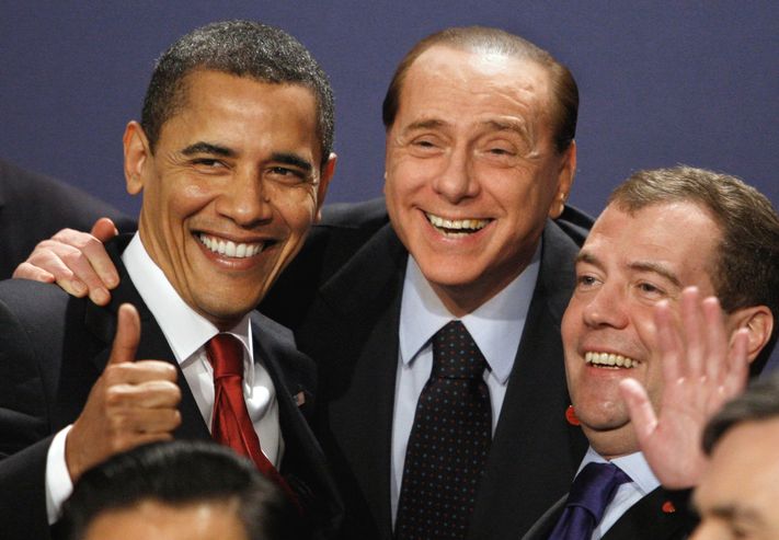 Obama, Berlusconi ve dönemin Rusya lideri Medvedev G20 zirvesinde (2009)