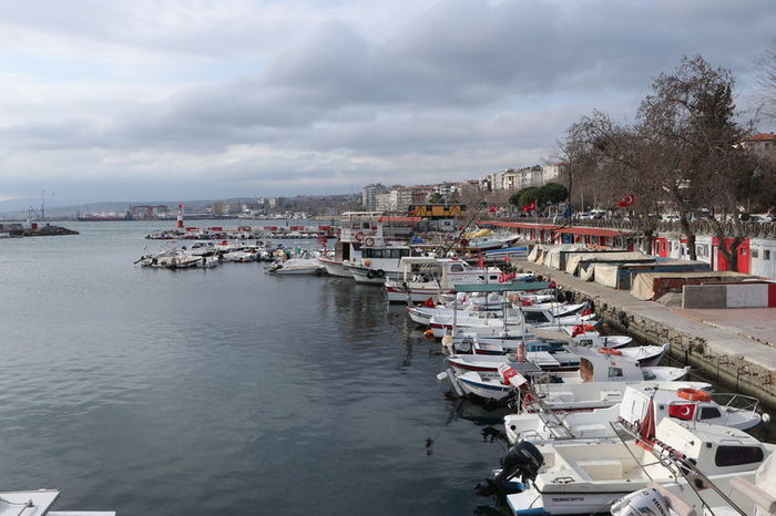 Balıkçılar teknelerini onarıyor