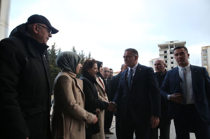 Van Valisi Ozan Balcı, sabah saatlerinde belediye başkanlığı binasına gelip görevine başladı.