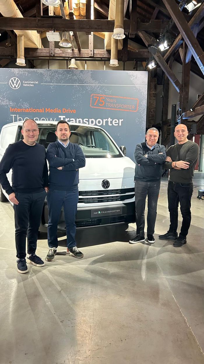 Volkswagen Ticari Araçlar Başkan Yardımcısı Lars Krause (sol başta), Volkswagen Ticari Araç Türkiye Pazarlama Müdürü Taner Kozlan ve Volkswagen Ticari Araç Türkiye Satış Müdürü Harun Göktaş sorularımızı yanıtladı.