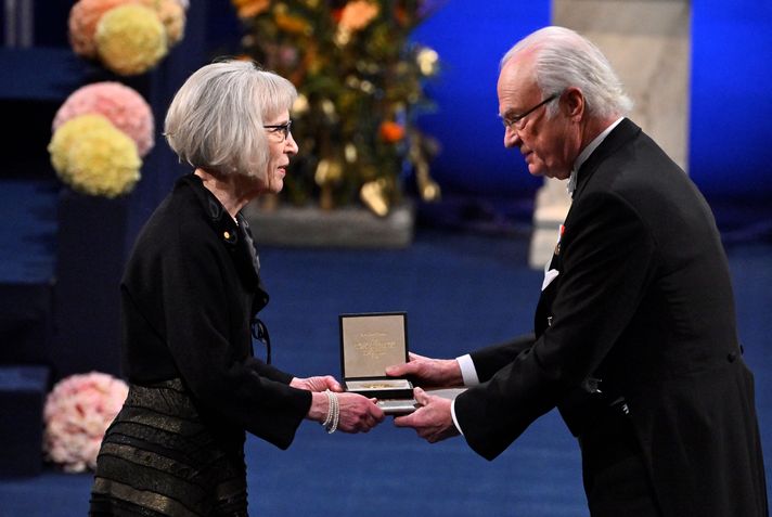 Claudia Goldin, Nobel Ödülü'nü İsveç Kralı Carl Gustaf'ın elinden alırken