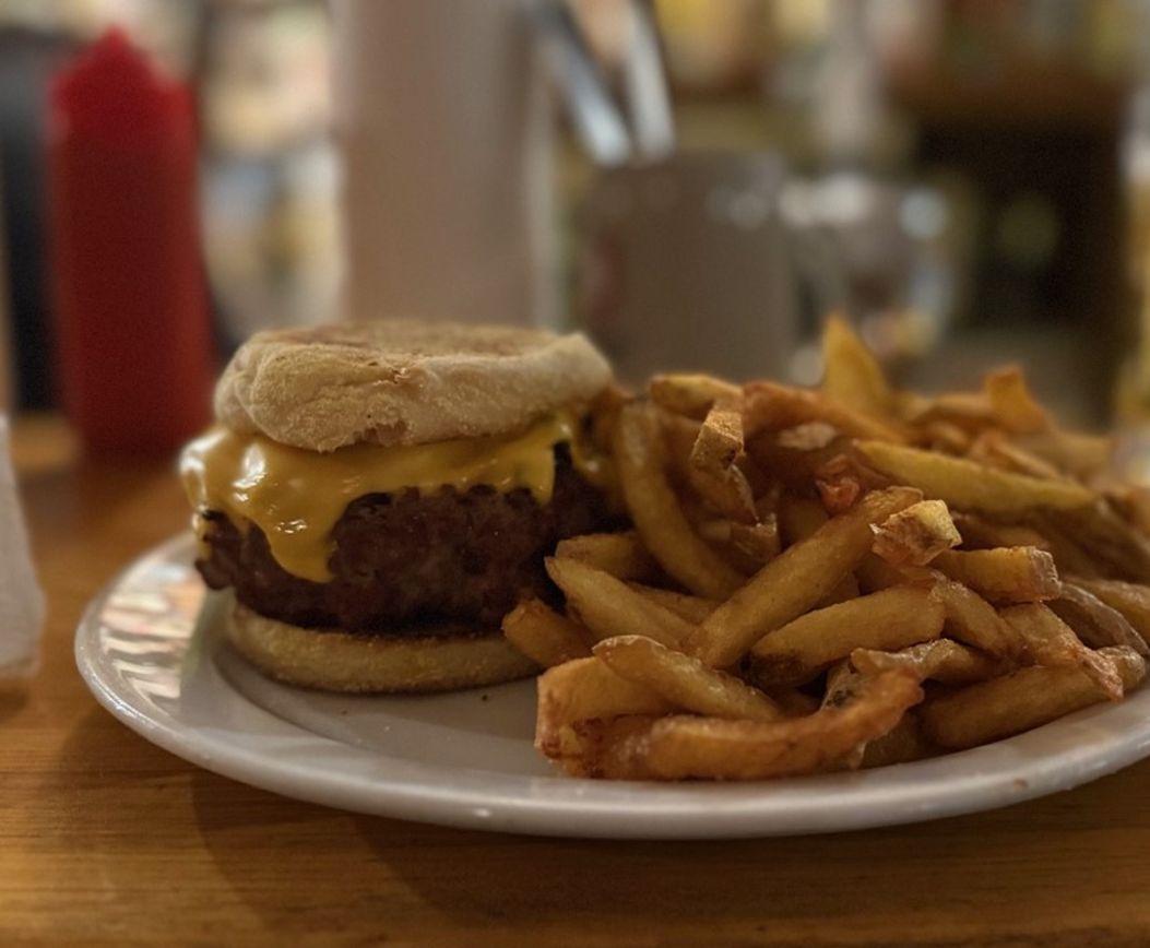 Berbat bir hamburger, mükemmel patates kızartmaları.