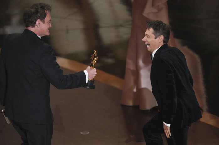 Quentin Tarantino, En İyi Yönetmen ödülünü Anora filmiyle kazanan Sean Baker'a takdim ediyor