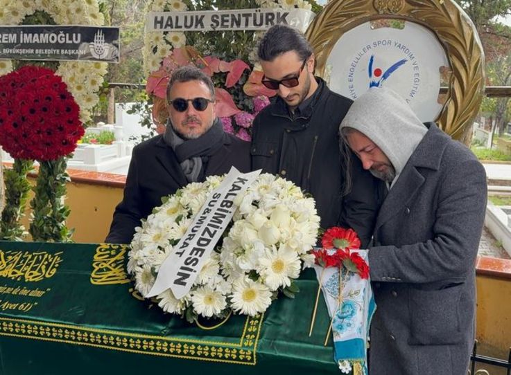 Tanyeli'nin çocukları Taylan Sadıkoğlu , Teoman Kral ve eşi İlker Sünnili
