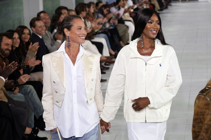 Christy Turlington ve Naomi Campbell