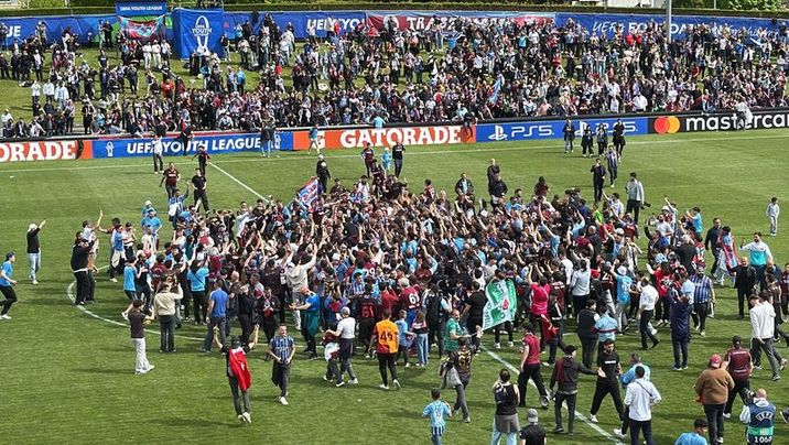 Trabzonsporlu taraftarlar, bitiş düdüğünün ardından sahaya girerek final coşkusunu oyuncularla birlikte yaşadı.