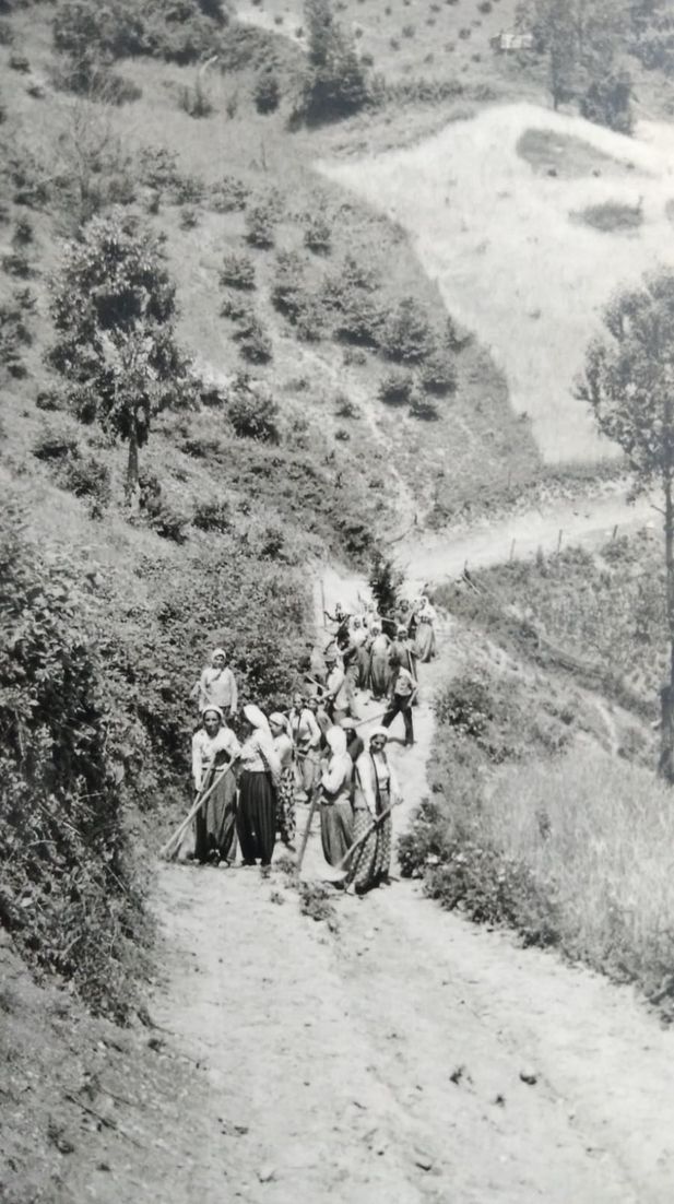 1940'lı yıllarda kol gücü ile açılan köy yollarında genç kız ve erkekler