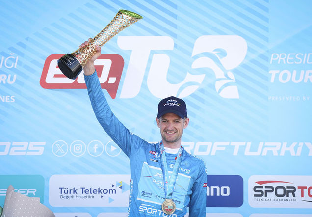 Genel klasman şampiyonu Wout Poels, kupasını kaldırırken