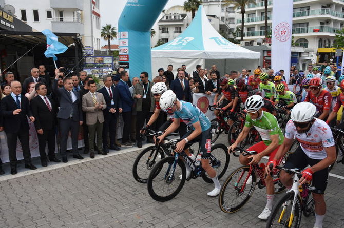 Öndeki lider mayoların kol boyları arkalarındaki sporculara kıyasla daha kısa.