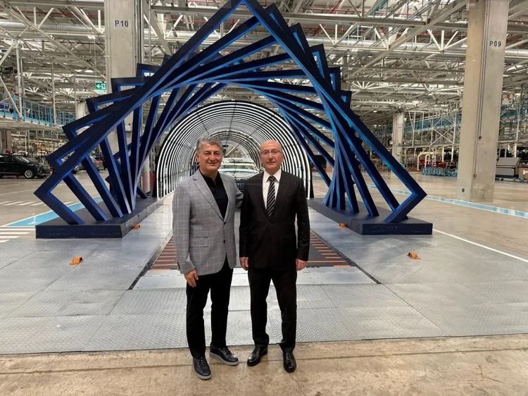 Togg CEO'su Mehmet Gürcan Karakaş (solda), DMO Genel Müdürü Şinasi Candan'ı (sağda) Gemlik'teki Togg tesisini gezdirdi.