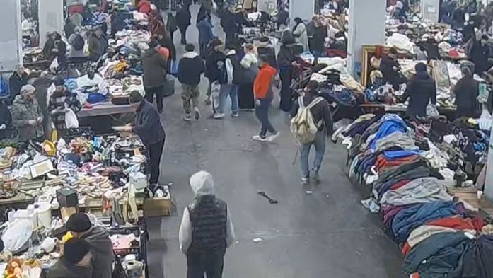 Mattia Ahmet ile tartışmaya başlayıp yumruk atıyor.
