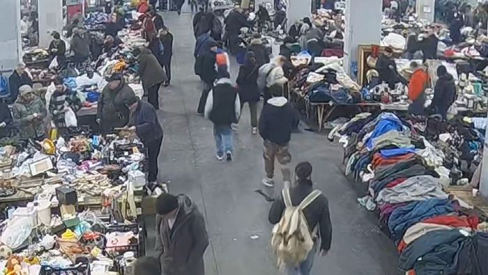 Katil zanlısı B.B., parktaki tartışma sonrası takip edip pazara geliyor.