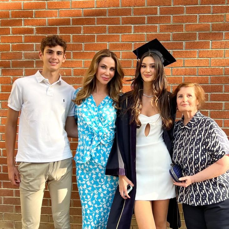 Demet Şener, annesi Naime Şener ve çocukları İrem ve Ömer Kutluay