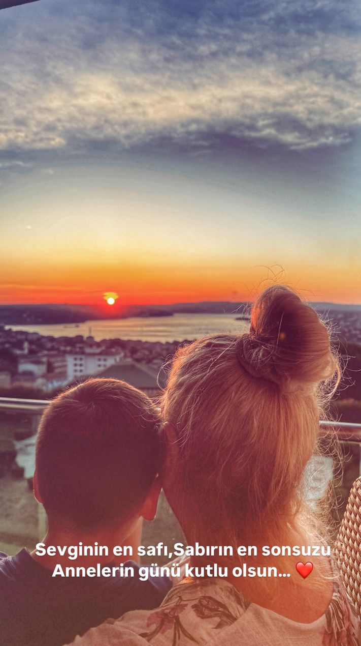 Tolgahan Sayışman ve annesi Ayşe Sayışman