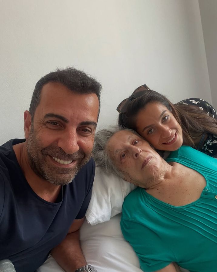 Emre Karayel, annesi Türkan Onat ve eşi Gizem Karayel