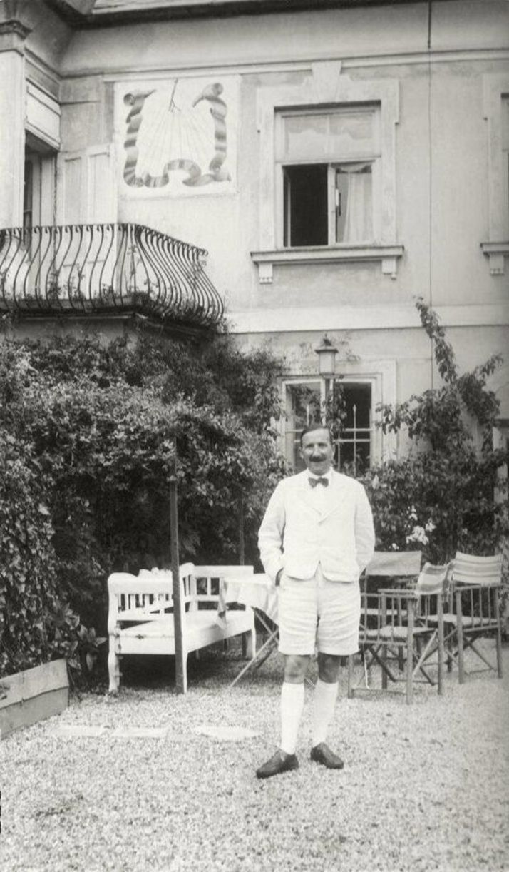 Stefan Zweig köşkün bahçesinde
